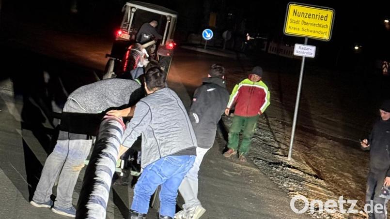 Ein gelungener Einsatz der etwas anderen Art für die Feuerwehr: Der Maibaum der Stadt Oberviechtach erreicht den Ortsteil Nunzenried. In einer geheimen Aktion wurde er geklaut. Bild: Martin Ruhland/Feuerwehr Nunzenried