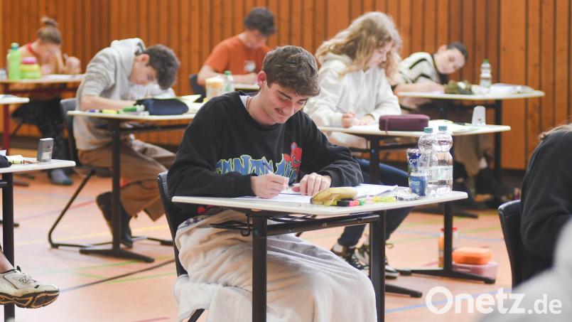 So wie bei diesem Archivbild aus dem Jahr 2024 darf es bei Abiprüfungen mittlerweile nicht mehr überall aussehen – der Tisch muss leergeräumt sein. Warum? Um bestimmte Methoden des Unterschleifs zu verhindern. Archivbild: Gabi Schönberger