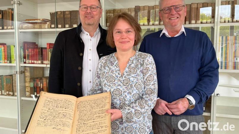 Mit dem Protokollbuch des Schachklubs Schwandorf e. V. ist ein weiteres historisches Dokument der Schwandorfer Vereinsgeschichte in das Stadtarchiv gezogen. Im Bild (v. l. n. .r): Johannes Paar (1. Vorsitzender Schachklub Schwandorf), Dr. Andrea Tonert (Archivarin, Stadtarchiv Schwandorf) und Oberbürgermeister Andreas Feller. Bild: Andreas Hofmeister, Stadt Schwandorf