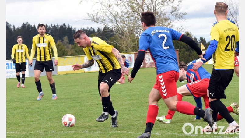 Der SV Poppenreuth (gelb-schwarze Trikots) gewann am Sonntag sein Heimspiel in der Kreisliga gegen den ASV Wunsiedel mit 2:1. Nach dieser Saison will sich der Verein aus der Kreisliga zurückziehen, was intern auf heftigen Widerstand stößt. Bild: gb
