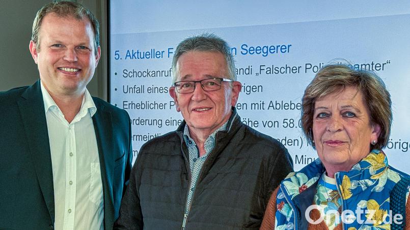 Beim Pressegespräch zum Thema Callcenterbetrug der KPI Amberg. Von links: Kriminaldirektor Dr. Tobias Mattes, Fritz Seegerer mit Ehefrau Maria. Bild: Stephan Huber