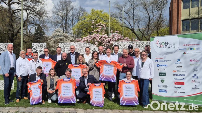 Nun kann der Nofi-Lauf kommen. Die Teilnehmer der Pressekonferenz strahlten mit der Sonne um die Wette. Bild: Lowak
