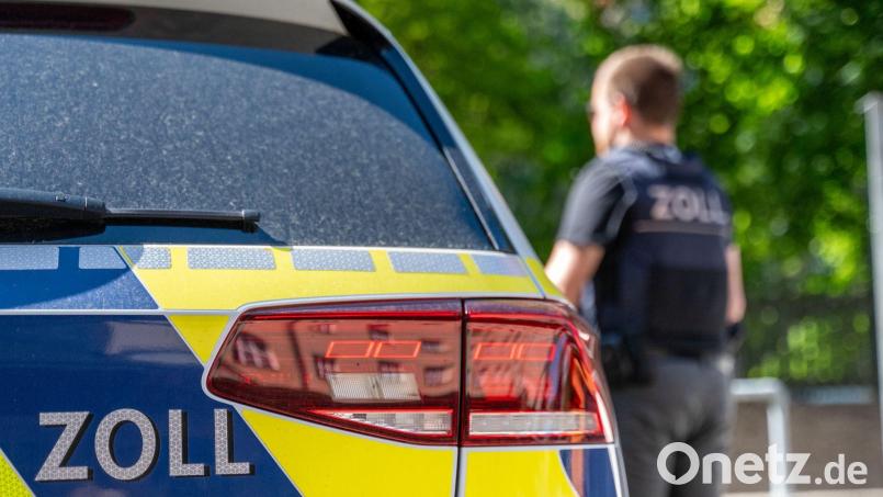 Ermittler des Zollfahndungsamtes sichern bei Durchsuchungen in Bayern Beweismaterial und Wasserpfeifentabak mit mutmaßlich falschen Steuerzeichen. Symbolbild: Leonie Asendorpf/dpa