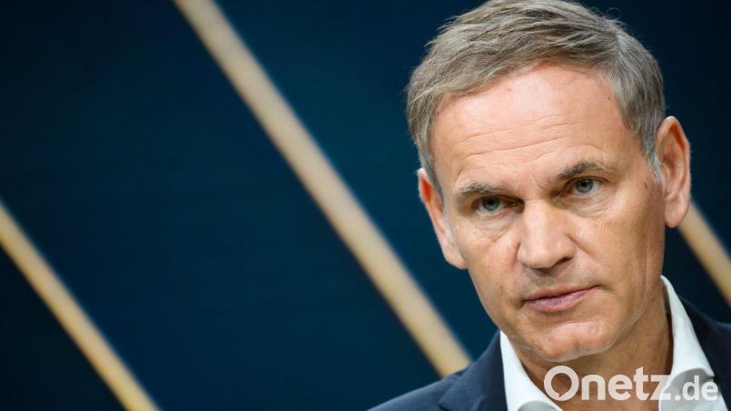 Überkapazitäten seien langfristig nicht tragfähig, sagt VW-Chef Oliver Blume. (Archivbild) Bild: Julian Stratenschulte/dpa