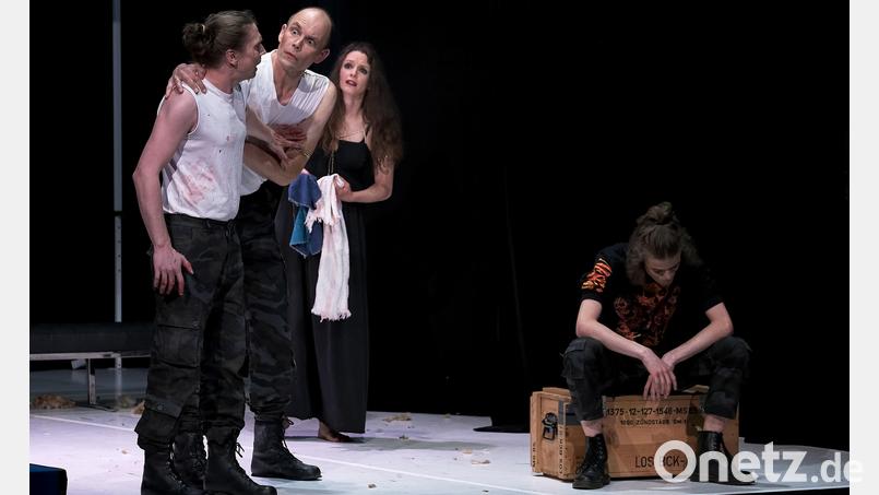 Der griechische Krieger Ajax (Tobias Haller, links) hat in einem Wahn Schafe getötet statt seinen Konkurrenten Odysseus. Sein Halbbruder Teukros und seine Frau Tekmessa (Wolfgang Schrüfer, Judith Gleixner) versuchen es ihm schonend beizubringen; sein Sohn Eurysakes (Fabian Käs, rechts) schämt sich für seinen Vater. Bild: Peter Ringeisen