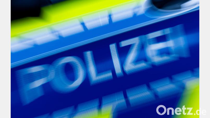 Polizeieinsatz nach einem Überfall auf ein Juweliergeschäft in Herzogenaurach: Ein Tatverdächtiger wurde festgenommen, nach einem zweiten wird gefahndet. (Symbolbild) Bild: Rolf Vennenbernd/dpa