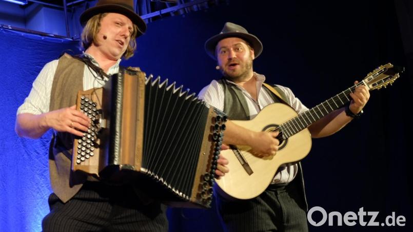 So kennt und schätzt man sie, die beiden Vollblutmusikanten "Tom und Basti" bei ihrem Auftritt in Schwarzenfeld. Bild: mab