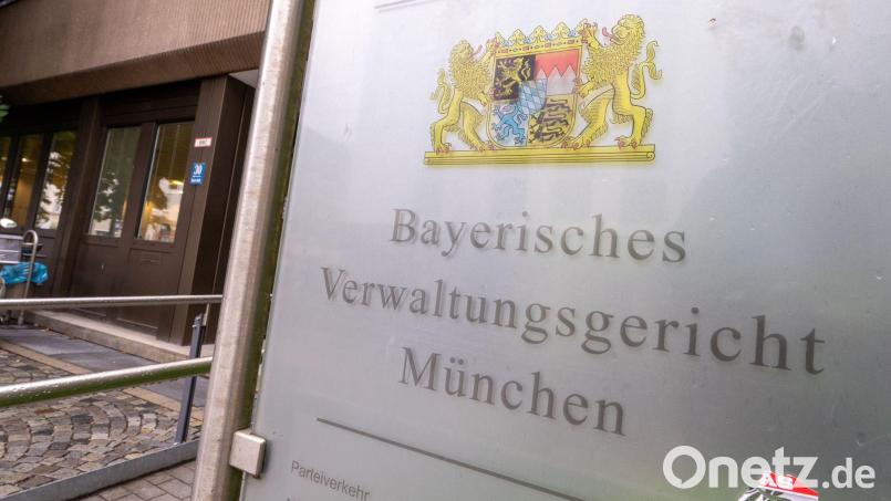 Das Gericht entschied auf Aberkennung des Ruhegehalts. (Symbolbild) Bild: Peter Kneffel/dpa