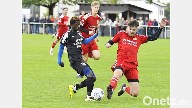 Reinhauen für die Relegation: Johannes Dotzler (rechts) vom SV Hahnbach muss unter anderem noch beim Favoritenschreck SV Inter Bergsteig ran. Bild: Hubert Ziegler