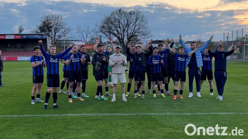 Die Weidener Spieler feierten nach dem Schlusspfiff den 2:1-Sieg beim Aufstiegsanwärter ASV Neumarkt. Bild: A. Schwarzmeier