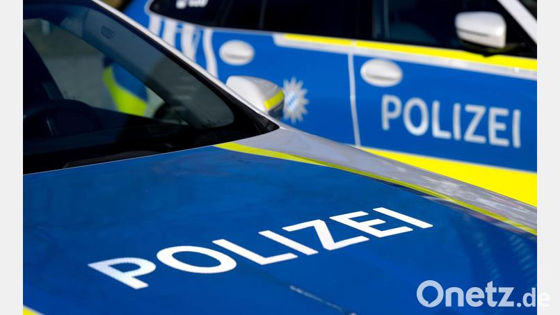 Mit mehr als 20 Streifenwagen, zwei Hubschraubern und einer Drohne fahndete die Münchner Polizei nach zwei unbekannten Personen in Neuperlach. (Symbolbild) Bild: Sven Hoppe/dpa