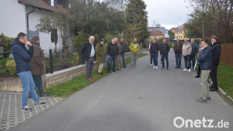 Im Kahhofweg in Wurz sprachen Bürgerinnen und Bürger mit Bürgermeister Rudolf Schopper und den Gemeinderäten über die Verkehrssituation. Bild: fz