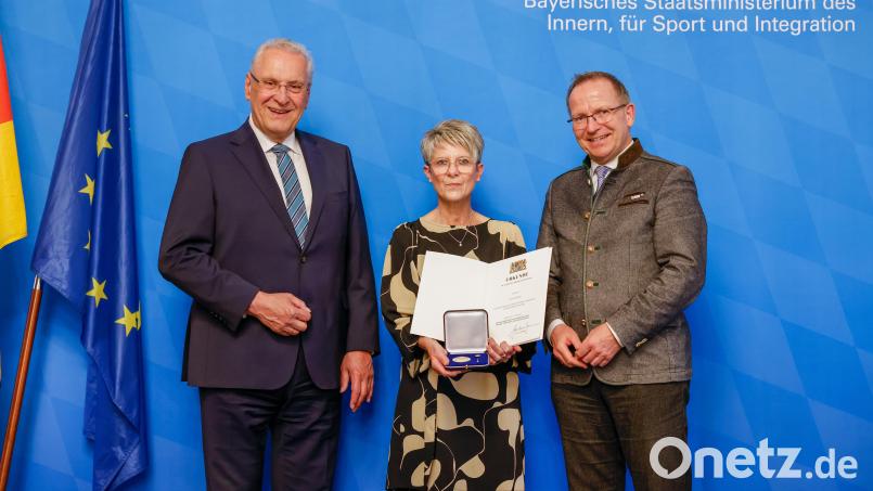 Doris Reiß hat die Ehrenmedaille für besondere Verdienste um den Sport bekommen. Links im Bild Innenminister Joachim Herrmann, rechts BLSV-Präsident Jörg Ammon. Bild: Alexandra Beier