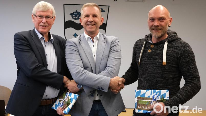 Bürgermeister Michael Wilfahrt (Mitte) verabschiedet die Gemeinderäte Georg Mayer (links) und Manuel Fleischmann (rechts) mit einem Geschenk. Bild: Hirsch