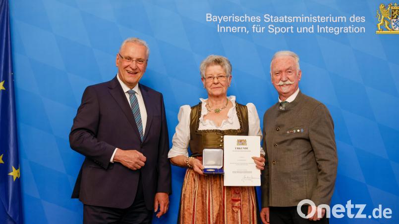 Ingrid Schmer (Mitte) hat die Ehrenmedaille für ihre Verdienste um den Sport aus Händen von Innenminister Joachim Herrmann (links) bekommen. Bild: Alexandra Beier