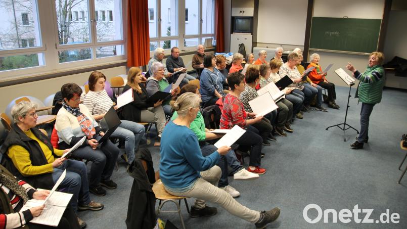 Der Projektchor übte mehrmals im Vorfeld des Konzertes in der Schule in Erbendorf. Elisabeth Liedl (rechts) leitet den Chor. Bild: fks