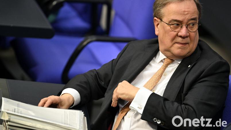 Armin Laschet im Plenarsaal des Bundestags - inzwischen trägt er eine Armstütze (Archivfoto) Bild: Lilli Förter/dpa