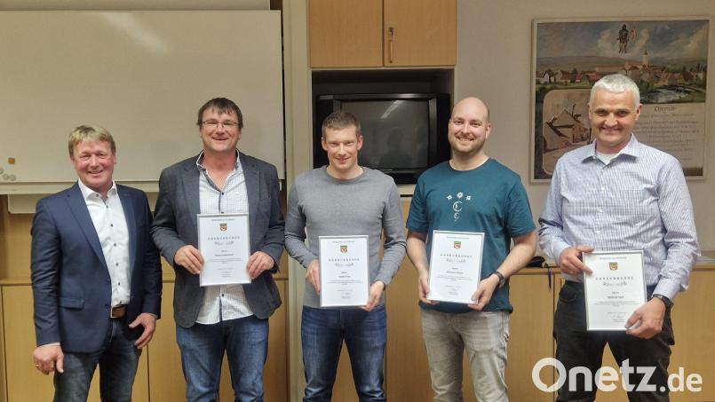 Bürgermeister Markus Schiesl verabschiedete fünf Gemeinderäte, die zum Ende der Wahlperiode aus dem Gremium ausscheiden. Im Bild von links: Bürgermeister Markus Schiesl, Daniel Maierhofer, Stefan Prey, Johannes Setzer, Michael Zapf. Manuel Lischka fehlt entschuldigt. Bild: Gemeinde Altendorf