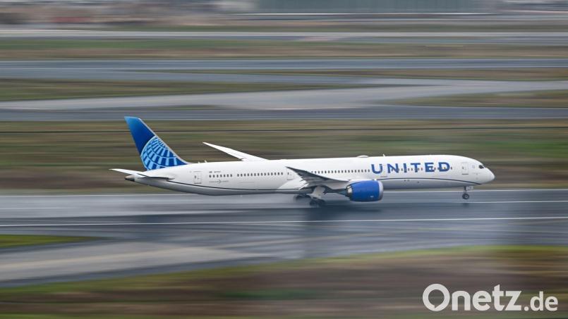 United Airlines muss die Gewinnprognose für dieses Jahr reduzieren. (Archivbild) Bild: Arne Dedert/dpa