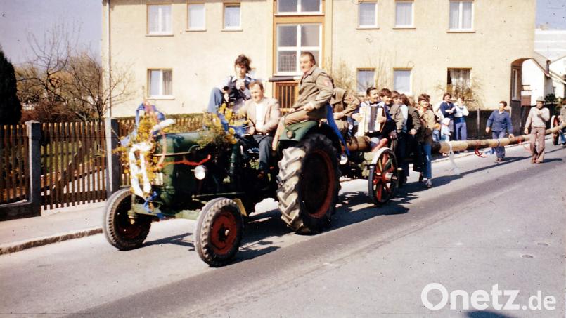 Vor 50 Jahren, am 1. Mai 1976, wurde das 1. Maifest der Freiwilligen Feuerwehr gefeiert. Der Maibaum stammte aus Krickelsdorf und wurde nach einer Stadtrundfahrt im Feuerwehrhof aufgestellt. Bild: Archiv Thomas Maier
