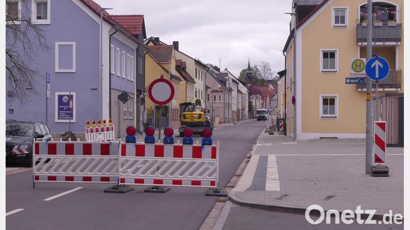 Von der Anlage Kriegerdenkmal bis zur Abzweigung Wollau bleibt die Bahnhofstraße bis auf Weiteres gesperrt. Bild: rn