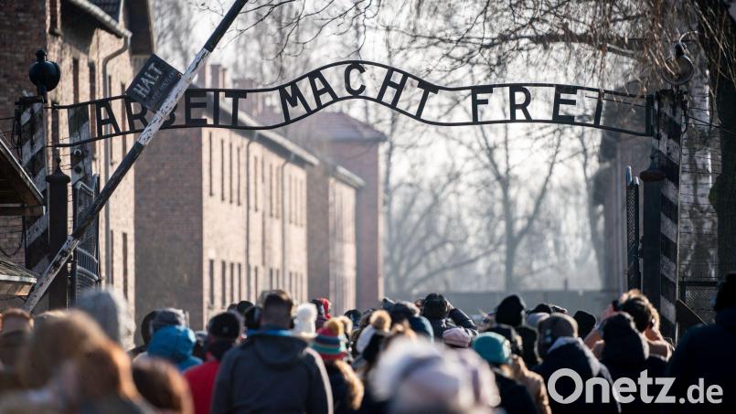 Der Nazi-Spruch „Arbeit macht frei“ war über dem Tor zum KZ Auschwitz angebracht. (Archivbild) Bild: Kay Nietfeld/dpa