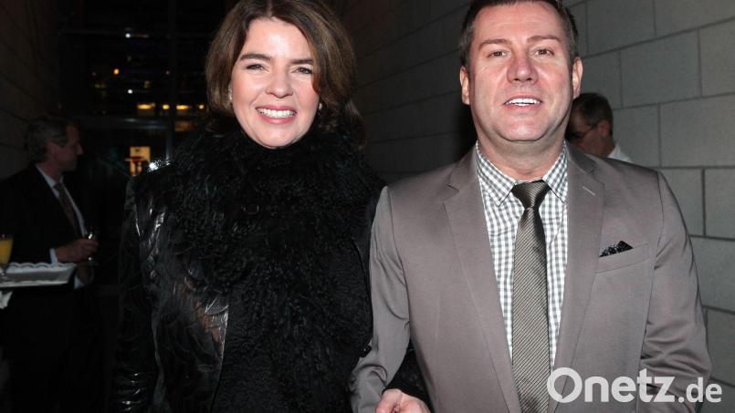 Riewa liest 20-Uhr-Nachrichten ausnahmsweise mit Brille. (Archivbild) Bild: Bodo Marks/dpa