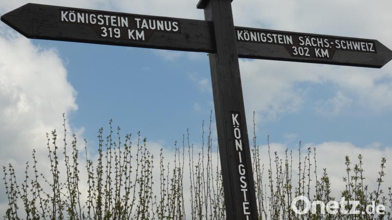 In Königstein am Marktplatz steht ein Wegweiser mit den drei Königstein-Orten. Das 30 Kilogramm schwere Schild wurde gerade von den Mitarbeitern des Bauhofes neu gestrichen. Bild: hdk