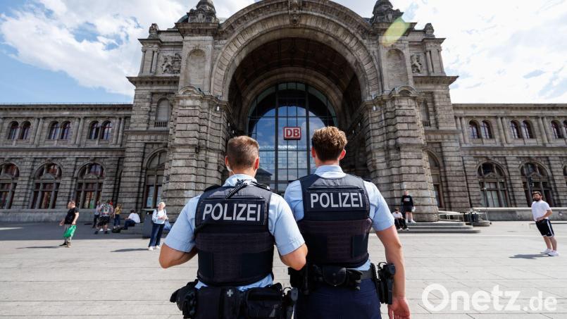 Nach einer Bedrohung an einem Service-Point ermittelt die Bundespolizei am Nürnberger Hauptbahnhof gegen einen 54-Jährigen. Symbolbild: Daniel Karmann/dpa
