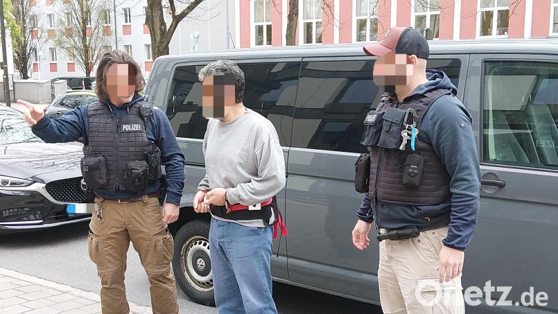 Beamte der Bundespolizei Waidhaus verbringen den Beschuldigten in das Gerichtsgebäude in Weiden. Der Mann gilt als professioneller Schleuser und wurde aus dem Libanon nach Deutschland überstellt. Bild: Bundespolizei