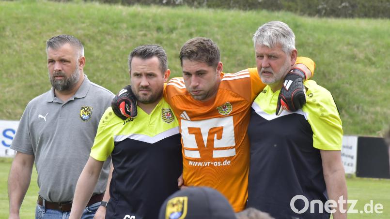 Patrick Stiegler (Zweiter von rechts) vom SV Hahnbach zog sich im Spitzenspiel gegen den FC Amberg eine Knieverletzung zu. Bild: Hubert Ziegler