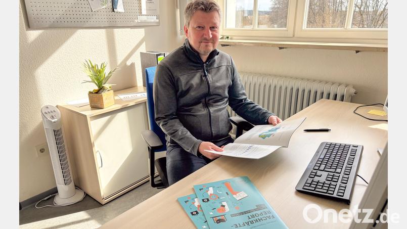 Der Bildungsmonitorer des Landkreises Tirschenreuth Dr. Wolfgang Heß, der den Fachkräftereport 2026 zusammen mit dem Bildungsbüro des Landkreises erarbeitet hat, stellt den Bericht vor. Bild: Dominik Göhl/Landratsamt Tirschenreuth