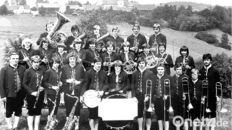Ein Bild aus der Gründungszeit mit einheitlicher Tracht und Dirigent Hans Riedlbauer (links). Bild: Jugendblaskapelle Roggenstein/exb