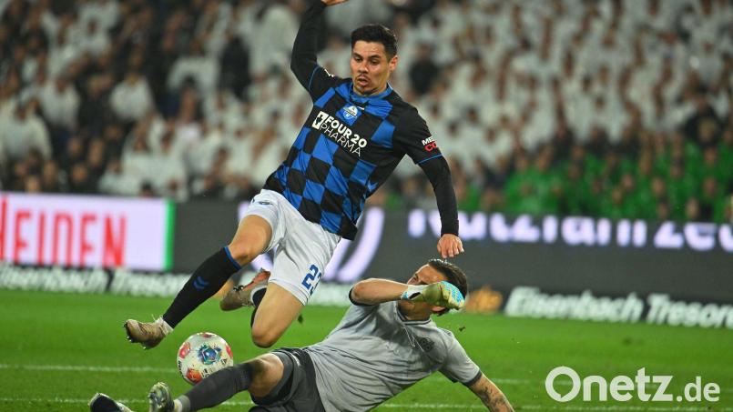 Raphael Obermair (hier im Zweikampf mit Hannovers Torwart Nahuel Noll am vergangenen Sonntag) fehlt dem Aufstiegsaspiranten Paderborn im Saisonendspurt. Bild: Swen Pförtner/dpa