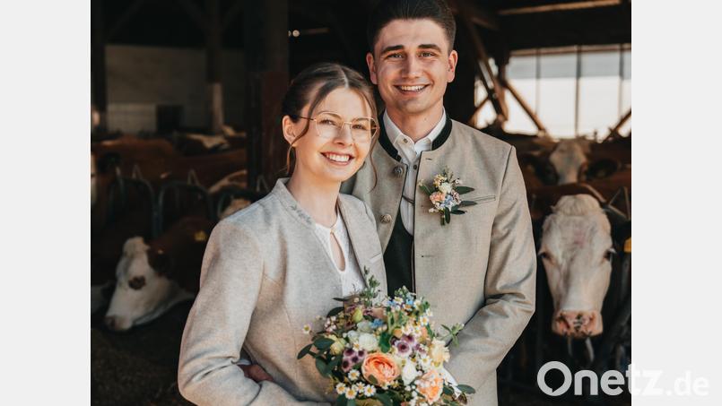 Leonie und Ben Luber im Kuhstall. Ein bisher seltenes, aber passendes Bild, da das Brautpaar den elterlichen Bauernhof der Braut übernehmen wird. Bild: Timo Viehmann