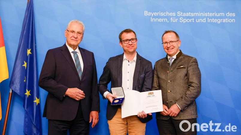 Holger Böhmler vom SV Altenstadt/Vohenstrauß (Mitte) hat die Ehrenmedaille für besondere Verdienste um den Sport bekommen. Links im Bild: Innenminister Joachim Herrmann, rechts Jörg Ammon, Präsident des bayerischen Landessportverbands (BLSV). Bild: Alexandra Beier