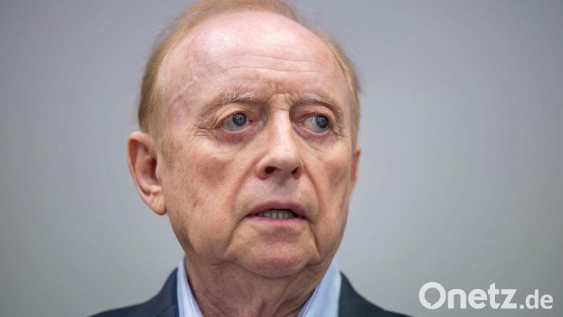 Bleibt wegen Krankheit auf freiem Fuß: Alfons Schuhbeck. (Archivbild) Bild: Peter Kneffel/dpa