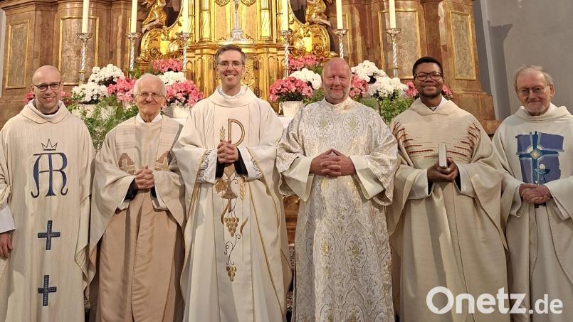 Prälat Dr. Josef Ammer, Pfarrvikar Dr. Justin Kishimbe, Diakon Theo Margeth (von rechts) sowie Pater Rafau vom Kloster St. Felix und Stadtpfarrer i.R. Josef Häring (von links) freuten sich mit Stadtpfarrer Thomas Kopp zu seinem runden Geburtstag. Bild: Martin Staffe