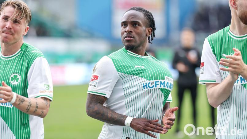 Erst Dreierpack, dann Transfernachricht. Fürths Noel Futkeu. (Archivbild) Bild: Daniel Löb/dpa