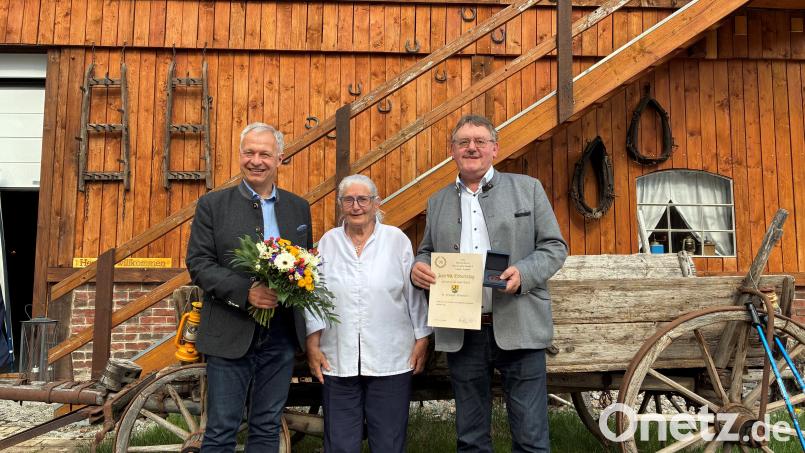 Bürgermeister Hans-Martin Schertl und der künftige Bürgermeister Thorsten Grädler gratulierten Therese Kraus zum 90. Geburtstag. Bild: Stefanie Gradl