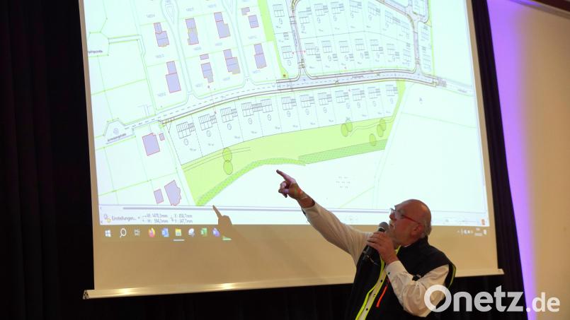 Dipl.-Ing. (FH) Karlheinz Koch informierte über die aktuelle Planung für das Baugebiet Lohäcker II, die so schnell wie möglich umgesetzt werden soll. Bild: bkr