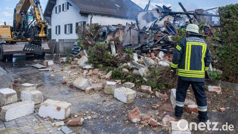 Einsatzkräfte fanden einen toten Menschen in dem Wohnhaus. Bild: Armin Weigel/dpa