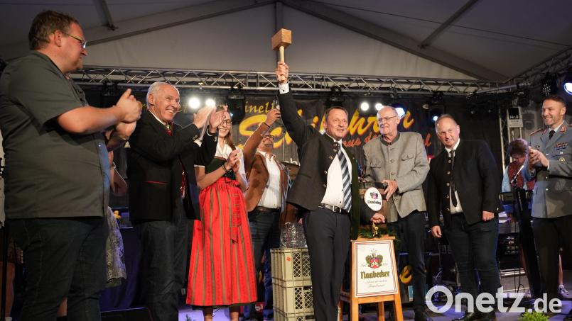 Das Weidener Volksfest im September 2025 eröffnete Oberbürgermeister Jens Meyer mit dem Bieranstich. Am 30. April wird Meyer beim Frühlingsfestauftakt zum letzten Mal als OB auf der Bühne stehen. Archivbild: Marina Gube