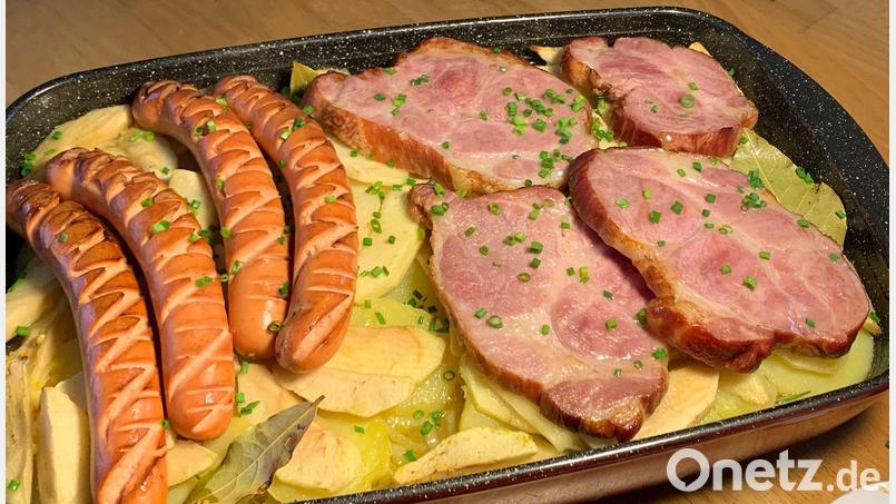 Ein deftiger Auflauf mit Sauerkraut, Kasseler und Siedewürstchen. Bild: Michael Schiffer