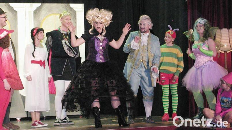 Zur Strafe ist die böse Königin erstarrt, zum Gefalllen aller Beteiligten. Sie wird jedoch wieder erlöst. Bild: ld