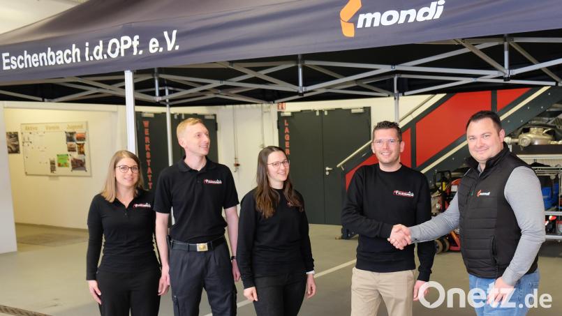 Einen 1.800 Euro teuren Falt-Pavillon spendete die Firma Mondi der Eschenbacher Stützpunktfeuerwehr. Unser Bild zeigt bei der Spendenübergabe Mondi-Geschäftsleiter Matthias Wenger, Feuerwehrvorstand Korbinian Dunzer, Jugendwartin Magdalena Gradl, Kommandant Patrick Dobmann und Brandschützerin Corinna Danzer (von rechts). Bild: Robert Dotzauer