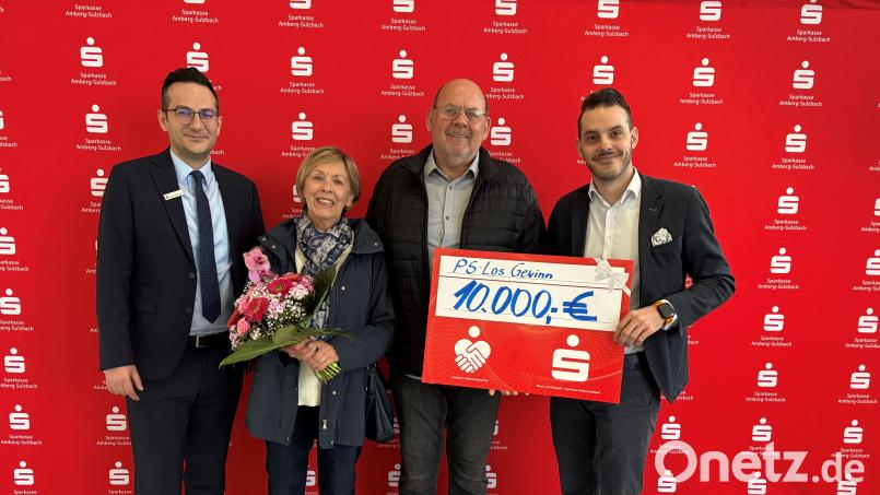 Über den PS-Gewinn freut sich Renate Weigert mit Ehemann Wolfgang (Mitte), Regionalleiter Christos Melissopoulos (links) und Kundenberater Matthias Meier (rechts) gratulieren. Bild: Kathrin Schmidt