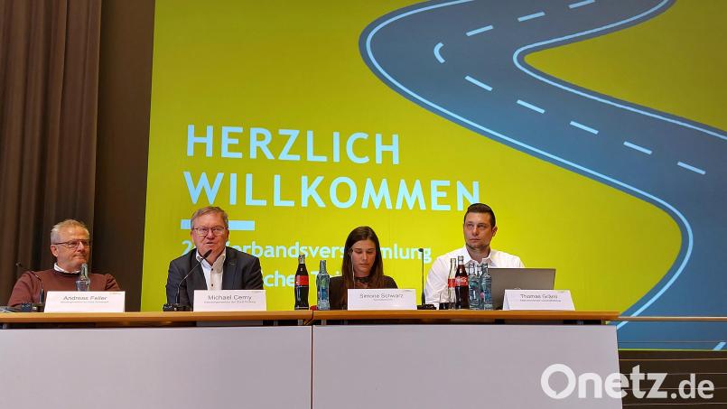 Das Vorstandsgremium des Zweckverbands Kommunale Verkehrssicherheit Oberpfalz (von links): Andreas Feller (Oberbürgermeister Schwandorf und stellvertretender Verbandsvorsitzender), Michael Cerny (Oberbürgermeister Amberg und Verbandsvorsitzender), Simone Schwarz (Geschäftsführerin), Thomas Gräml (stellvertretender Geschäftsführer). Bild: mfh