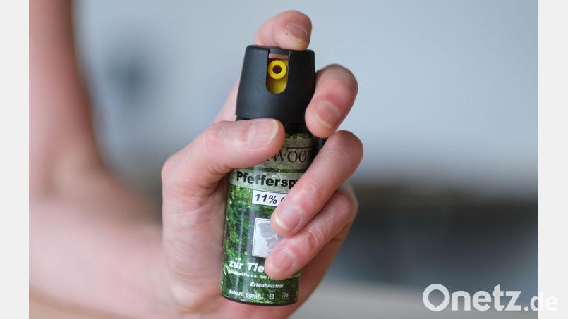Mit Pfefferspray ist es dem Ladeninhaber gelungen, den Raubüberfall abzuwehren. (Symbolbild) Bild: Bernd Weißbrod/dpa