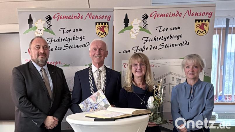 Bald neuer Bürgermeister Oliver Becher, bald ehemaliger Bürgermeister Peter König mit Ehefrau Waltraut und dritte Bürgermeisterin Erni Bühl (von links). Bild: exa